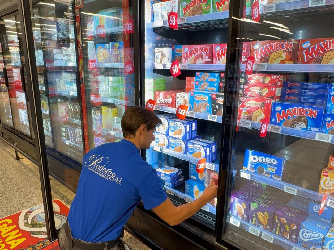 Reposición de productos en supermercado